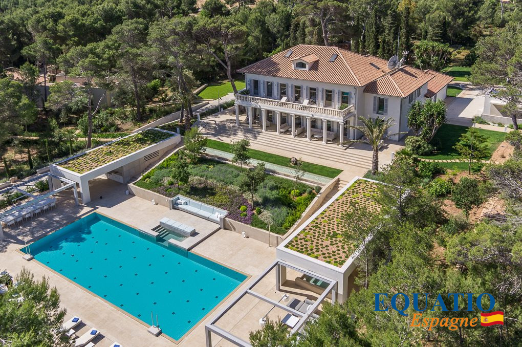 Luxury villa with sea views in Mallorca, fully renovated. 1,154 m², 10 bedrooms, 20x8 m swimming pool, holiday license. For sale – €15,500,000.