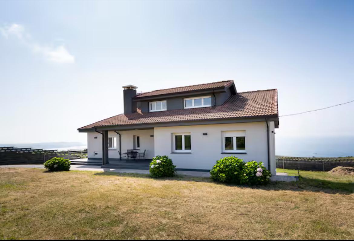 Villa 334 m² face à l'Atlantique, vue panoramique sur le Cabo Peñas. Zone protégée, rénovée 2024, 2 km plage Verdicio, 30 min aéroport Asturies. 750 000 €.