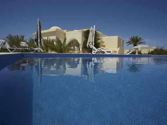 Propriété d'exception à vendre à Kerkennah. 5 000 m², 2 villas, piscine, rooftop vue mer, 30 m plage. 860 000 € FAI. Contactez Propriétés Clovis.