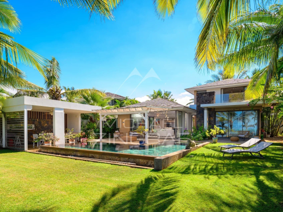 Villa en toute propriété front de mer à Azuri, Île Maurice. Vue lagon, piscine, 4 chambres, resort privé. À vendre – 2 700 000 €.