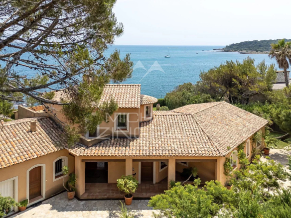 250 sq m villa with pool and sea view in Cap d'Antibes. 4 en suite bedrooms, 1,600 sq m grounds, 10 minutes from Cannes. Seasonal rental €10,000/week.