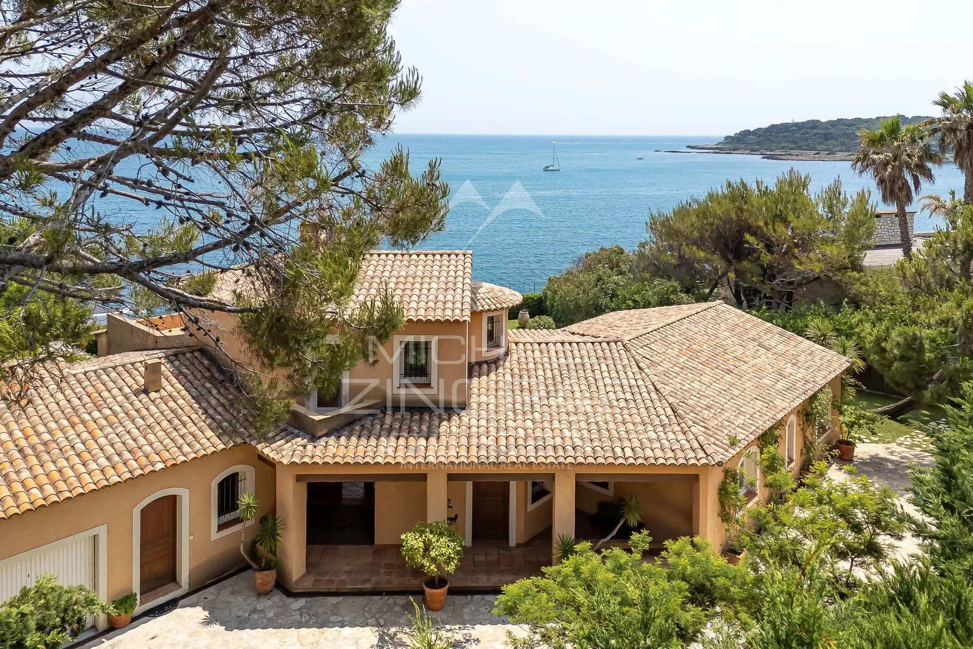 Villa 250 m² avec piscine et vue mer au Cap d'Antibes. 4 chambres en suite, terrain 1 600 m², à 10 min de Cannes. Location saisonnière 10 000 €/semaine.