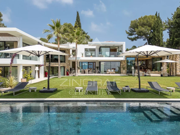 Contemporary villa of 660 m² in a commanding position overlooking the Bay of Cannes. 6 en suite bedrooms, swimming pool, sauna, hammam, panoramic sea view. €53,000/week.