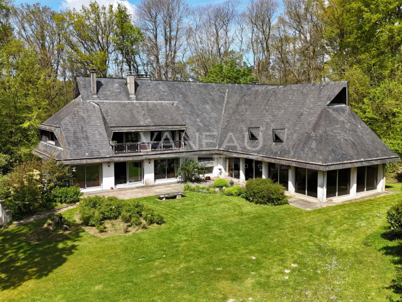 Maison d'architecte 330 m² entre Le Havre et Étretat, Normandie. Architecture moderniste, 6 chambres, toitures asymétriques. À vendre – 725 000 €.