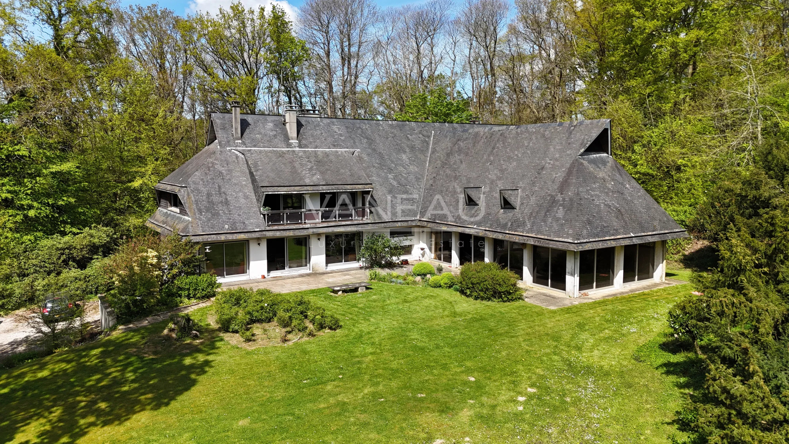 Architect-designed house of 330 m² between Le Havre and Étretat, Normandy. Modernist architecture, 6 bedrooms, asymmetrical roofs. For sale – €725,000.