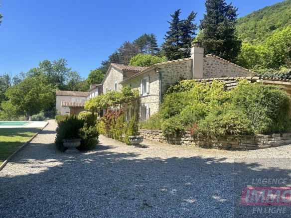 Ensemble de caractère 700 m², piscine, étang, 4 chambres d'hôtes et 2 gîtes à 15 km de Limoux, Aude. Projet touristique ou résidence prestige. 1 450 000 €.