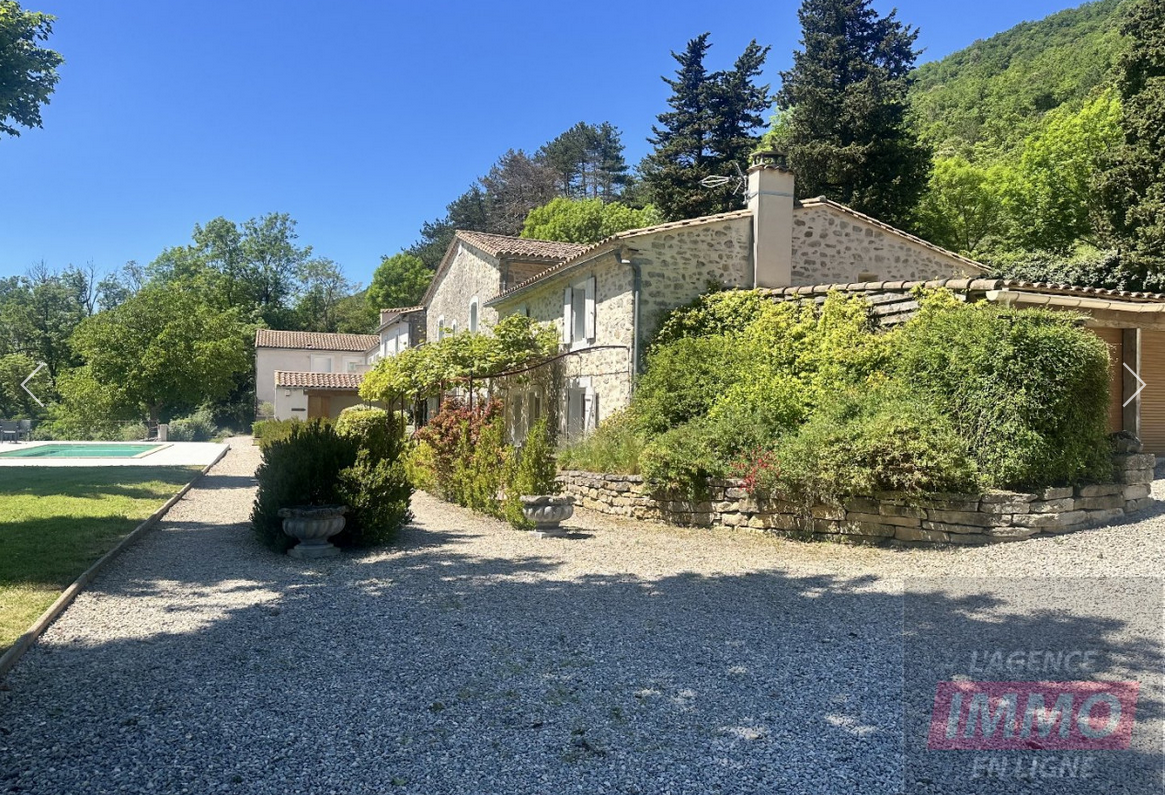 Ensemble de caractère 700 m², piscine, étang, 4 chambres d'hôtes et 2 gîtes à 15 km de Limoux, Aude. Projet touristique ou résidence prestige. 1 450 000 €.
