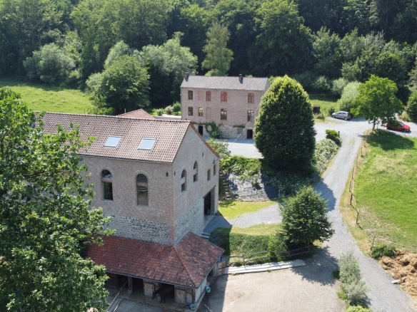 Luxury real estate photo | Charming Properties