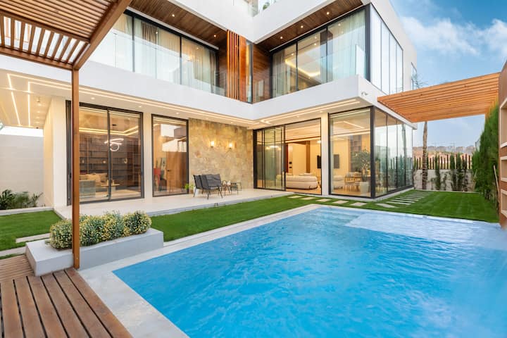Villa contemporaine à vendre à Tanger Malabata Hills avec piscine