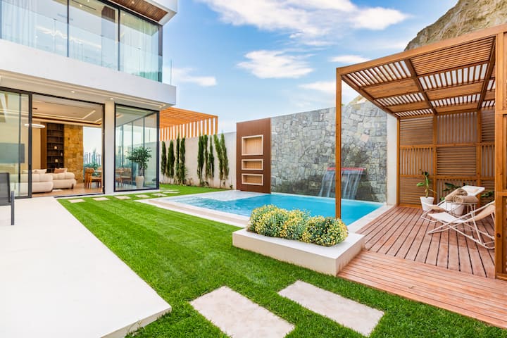 Piscine et jardin de la villa contemporaine à Tanger Malabata Hills