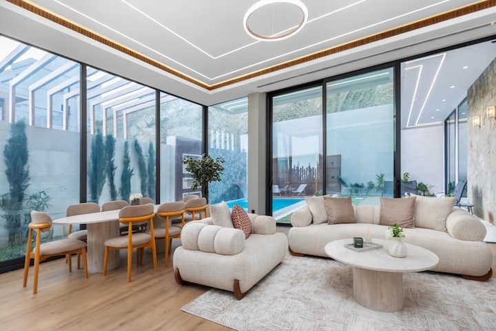 Séjour et salle à manger de la villa contemporaine à Tanger