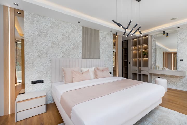 Suite avec dressing dans la villa contemporaine de Malabata Hills