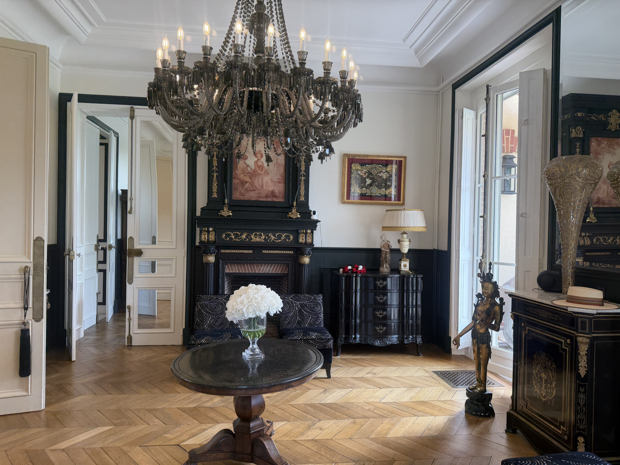 Living room with fireplace in a renovated manor house in the Pays d'Auge