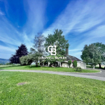 Maison atypique entourée de verdure