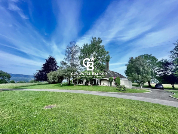 Maison atypique entourée de verdure