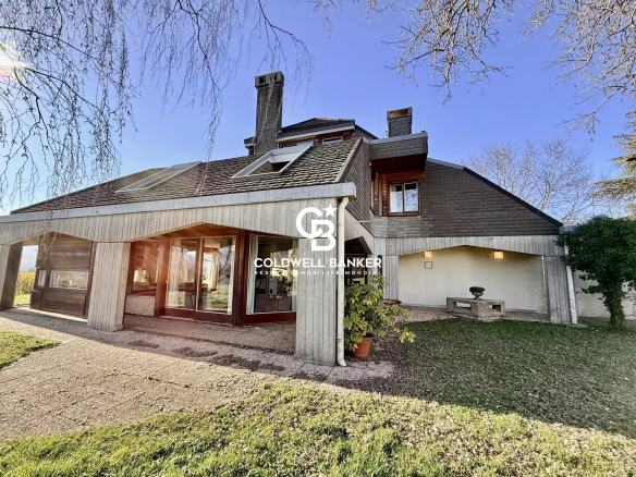 Maison atypique entourée de verdure à Fillinges