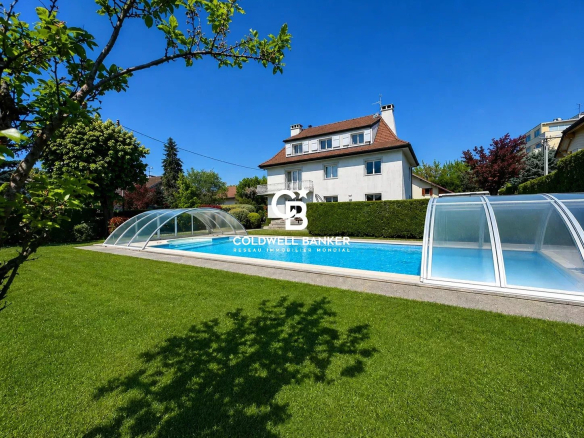À vendre maison familiale à Annemasse avec terrain arboré de 1 800 m², piscine couverte et accès tram Genève à pied