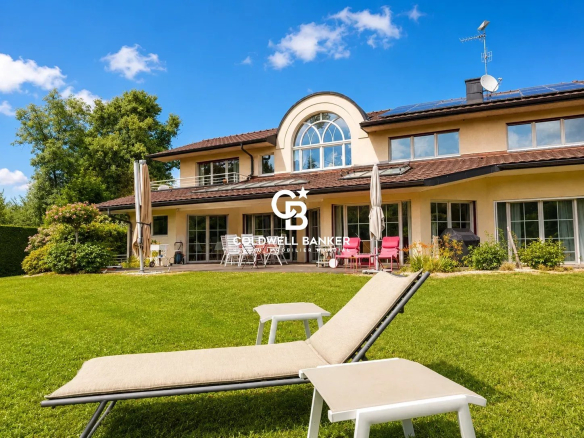 Maison familiale de standing de 296 m² avec jardin paysager à Ambilly, aux portes de Genève