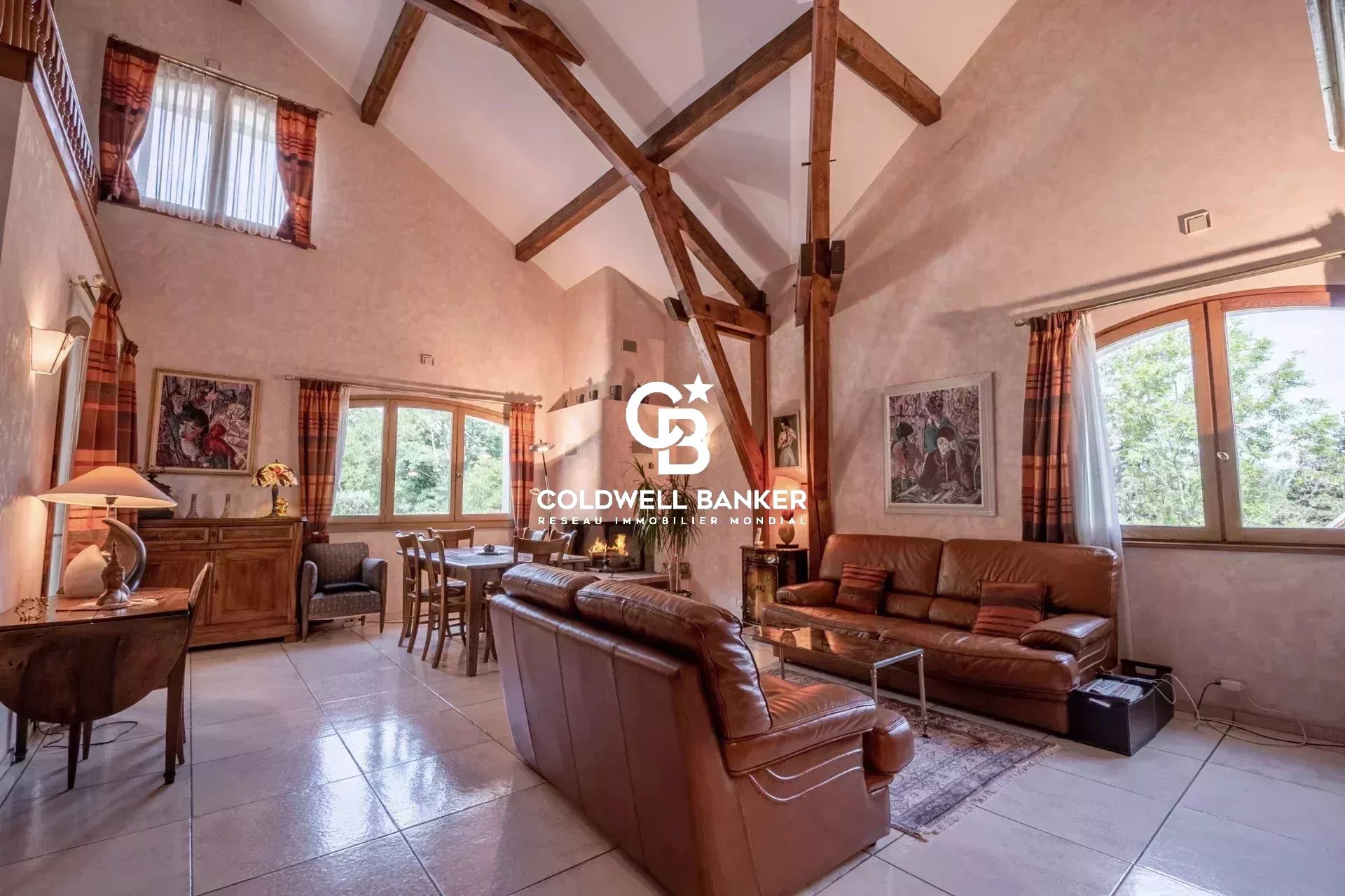 Intérieur d’une propriété à Collonges-sous-Salève Intérieur d'une propriété spacieuse avec poutres apparentes et coin salon à Collonges-sous-Salève.
