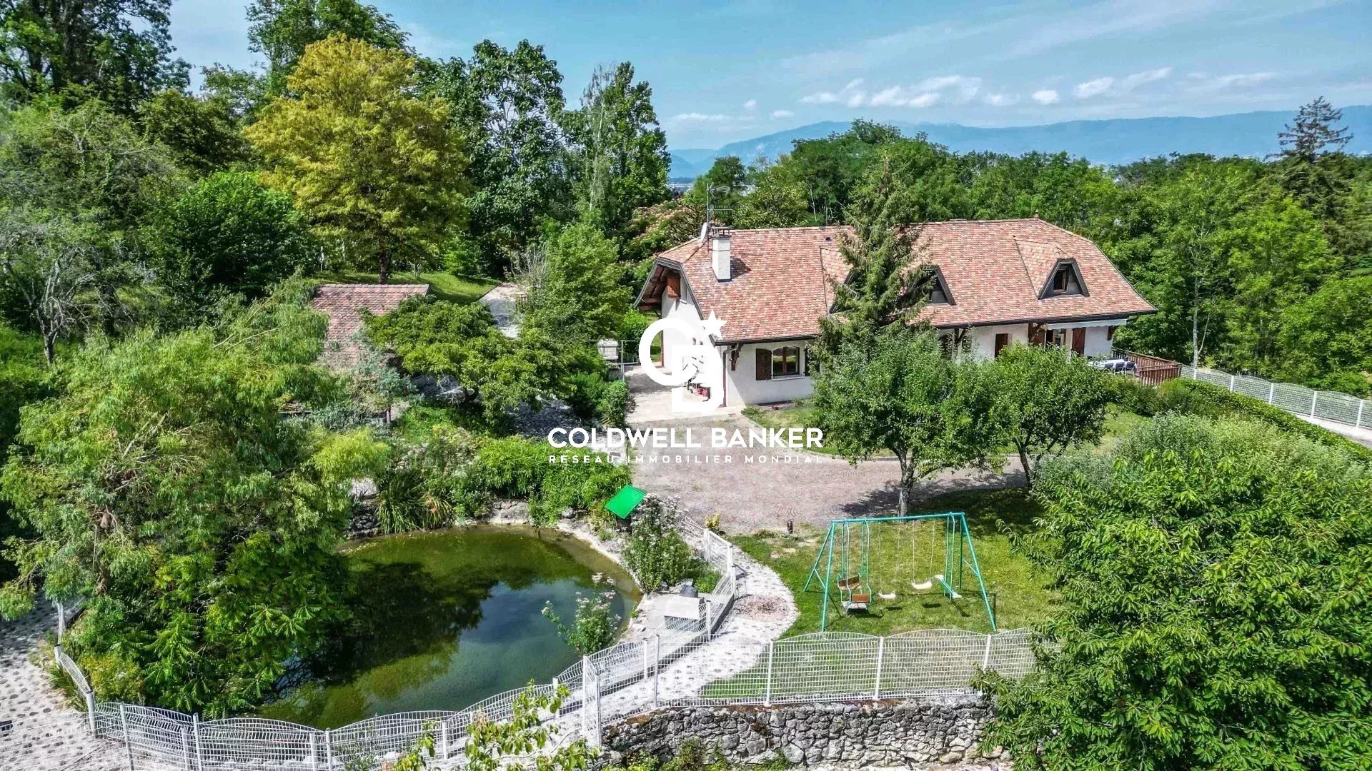 Propriété à vendre à Collonges-sous-Salève Propriété avec vue sur le lac Léman et jardin arboré à Collonges-sous-Salève.