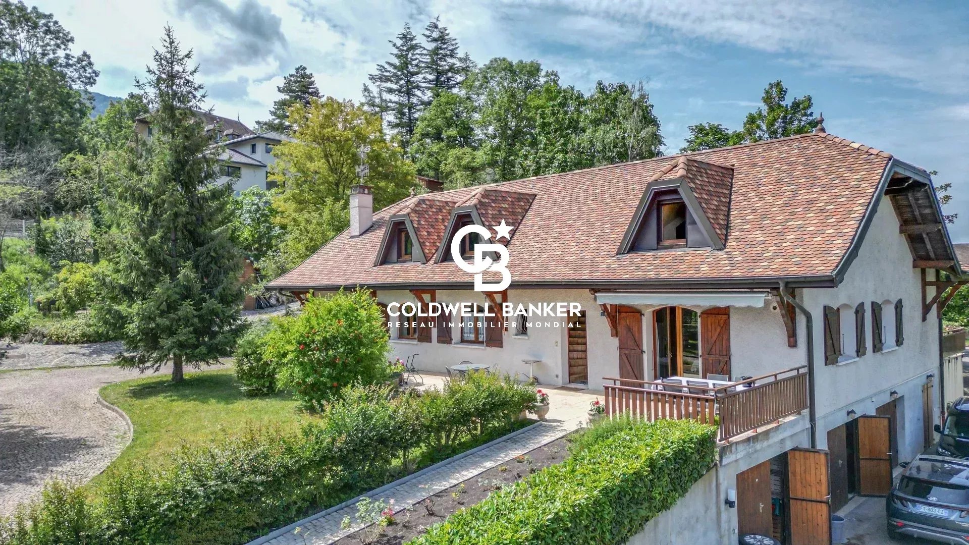 Propriété à vendre à Collonges-sous-Salève Propriété à vendre à Collonges-sous-Salève avec vue sur le lac Léman et le Salève.