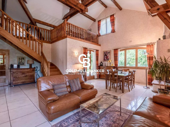 Intérieur d'une propriété à vendre avec salon lumineux et salle à manger, Collonges-sous-Salève.