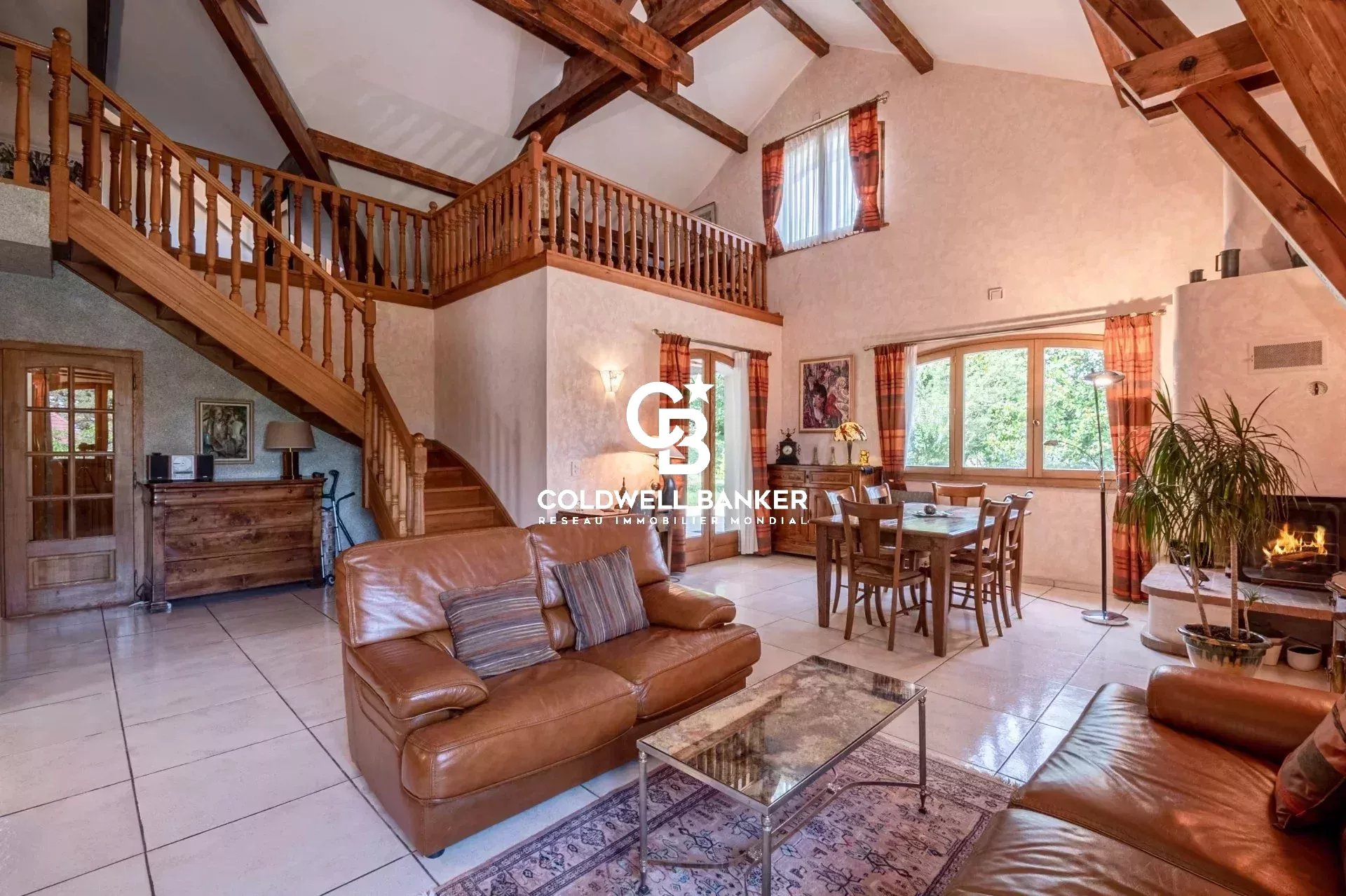 Intérieur d’une propriété à vendre Intérieur d'une propriété à vendre avec salon lumineux et salle à manger, Collonges-sous-Salève.