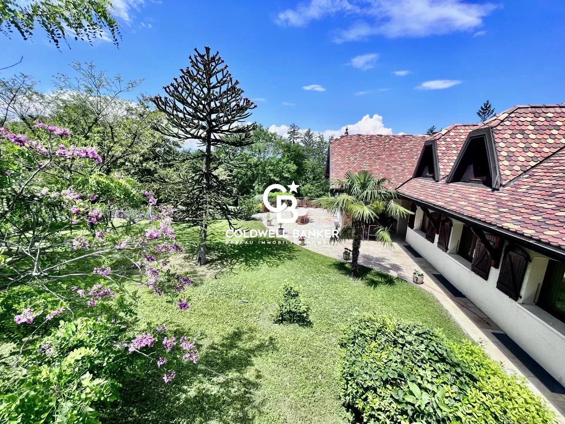 Propriété à vendre à Collonges-sous-Salève Vue d'une propriété avec jardin et arbres, ensoleillée, à Collonges-sous-Salève.