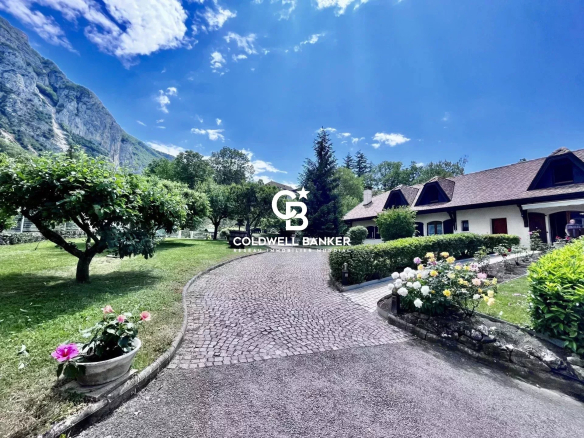 Entrée d'une propriété avec jardin arboré à Collonges-sous-Salève, vue sur le lac Léman.