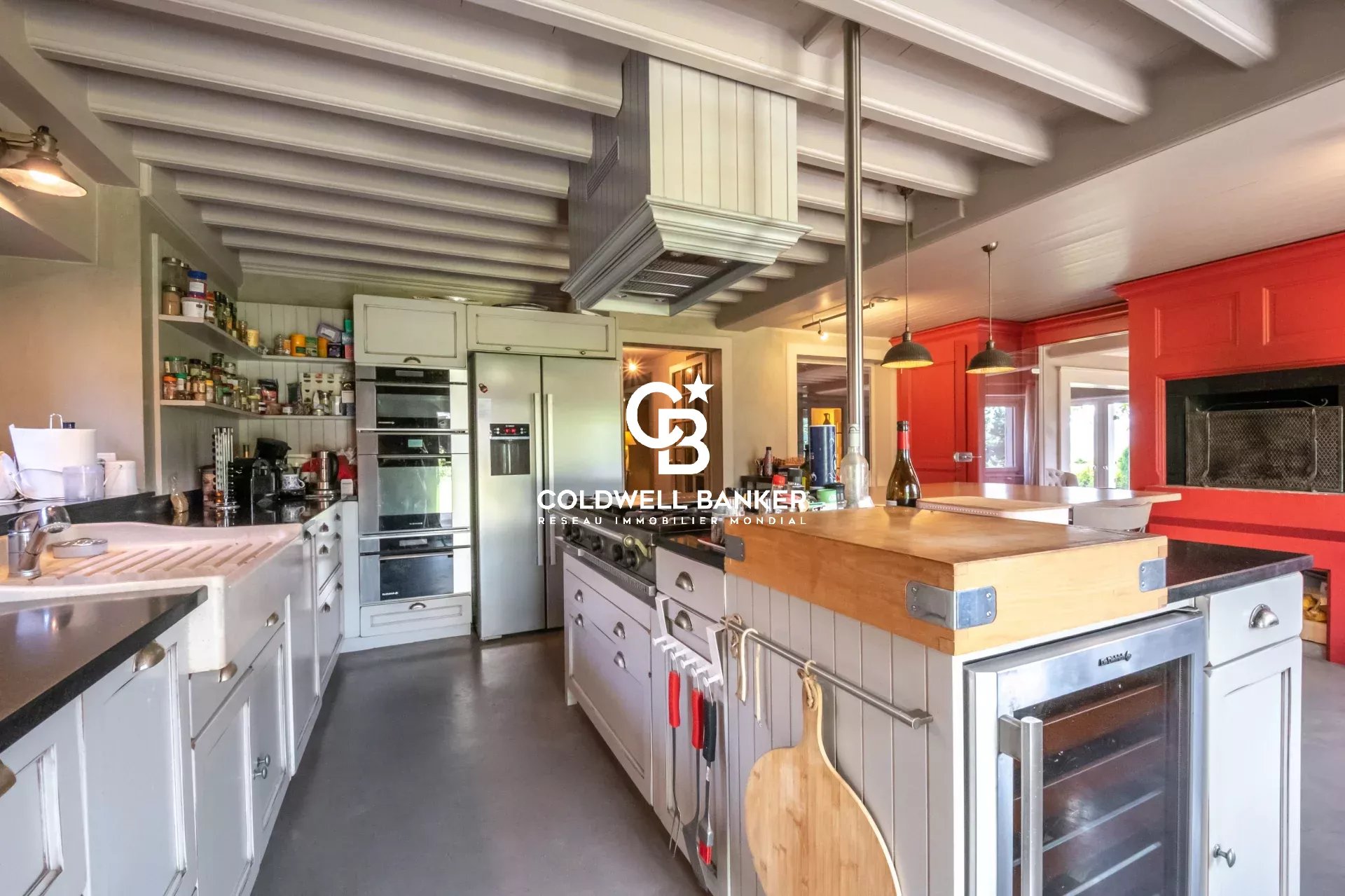 Cuisine de ferme rénovée à Arbusigny Cuisine moderne d'une ferme rénovée à Arbusigny avec équipements contemporains.