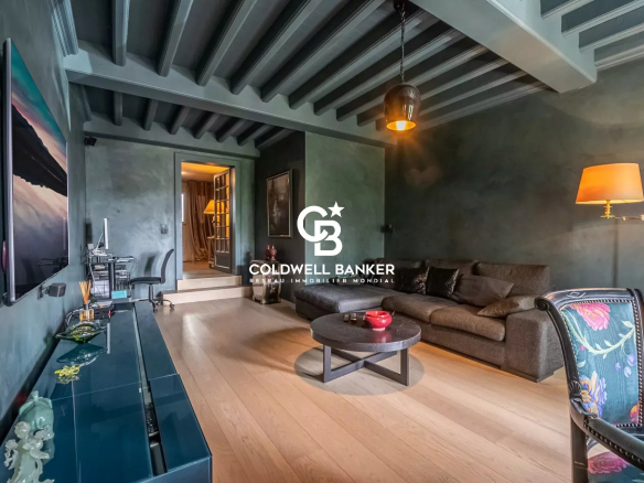 Intérieur d'une ferme rénovée à Arbusigny, avec un salon confortable et décor moderne.