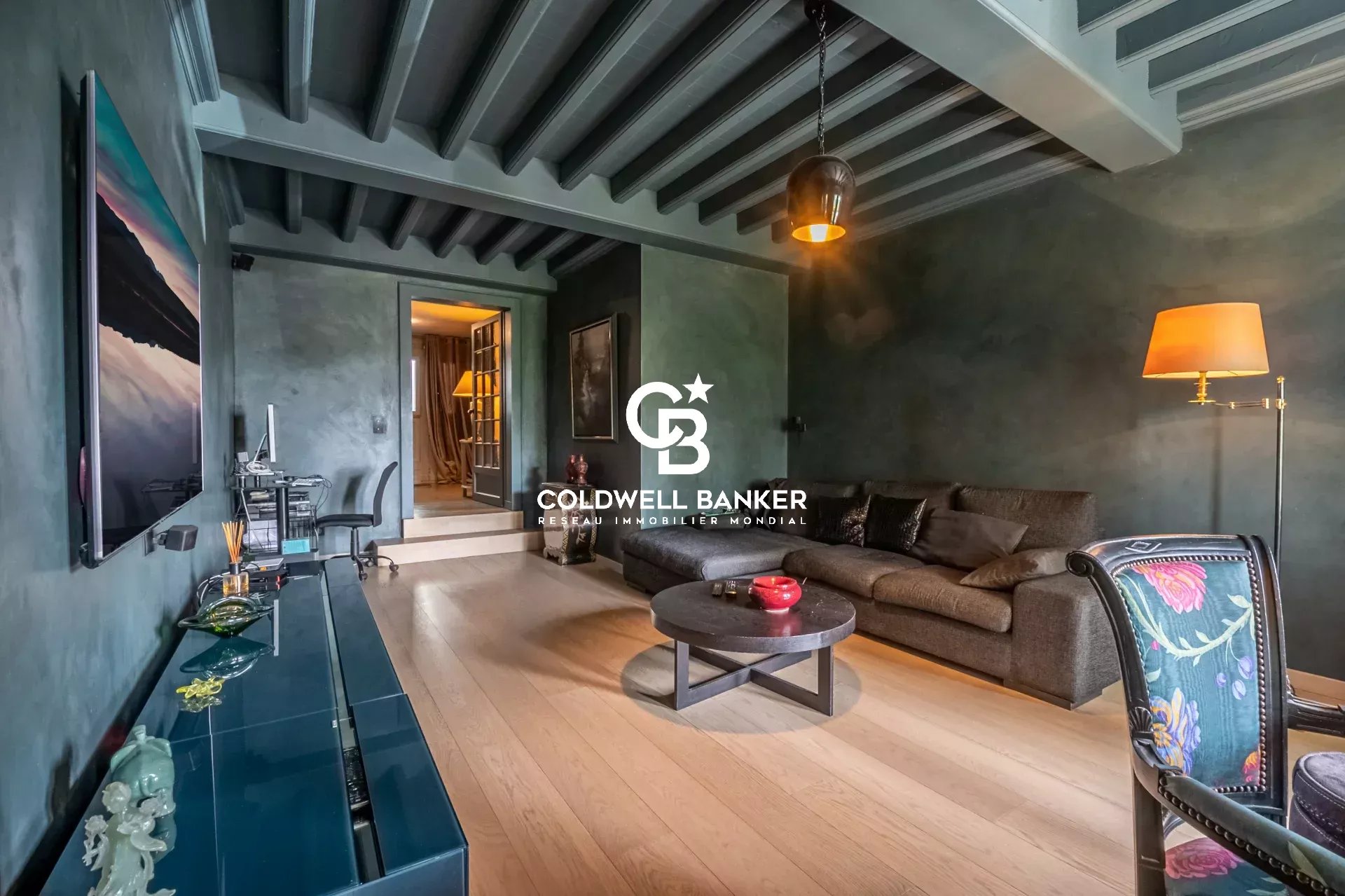 Intérieur de la ferme à vendre à Arbusigny Intérieur d'une ferme rénovée à Arbusigny, avec un salon confortable et décor moderne.
