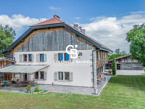 Ferme rénovée à Arbusigny avec vue sur les Aravis, jardin et espace détente.