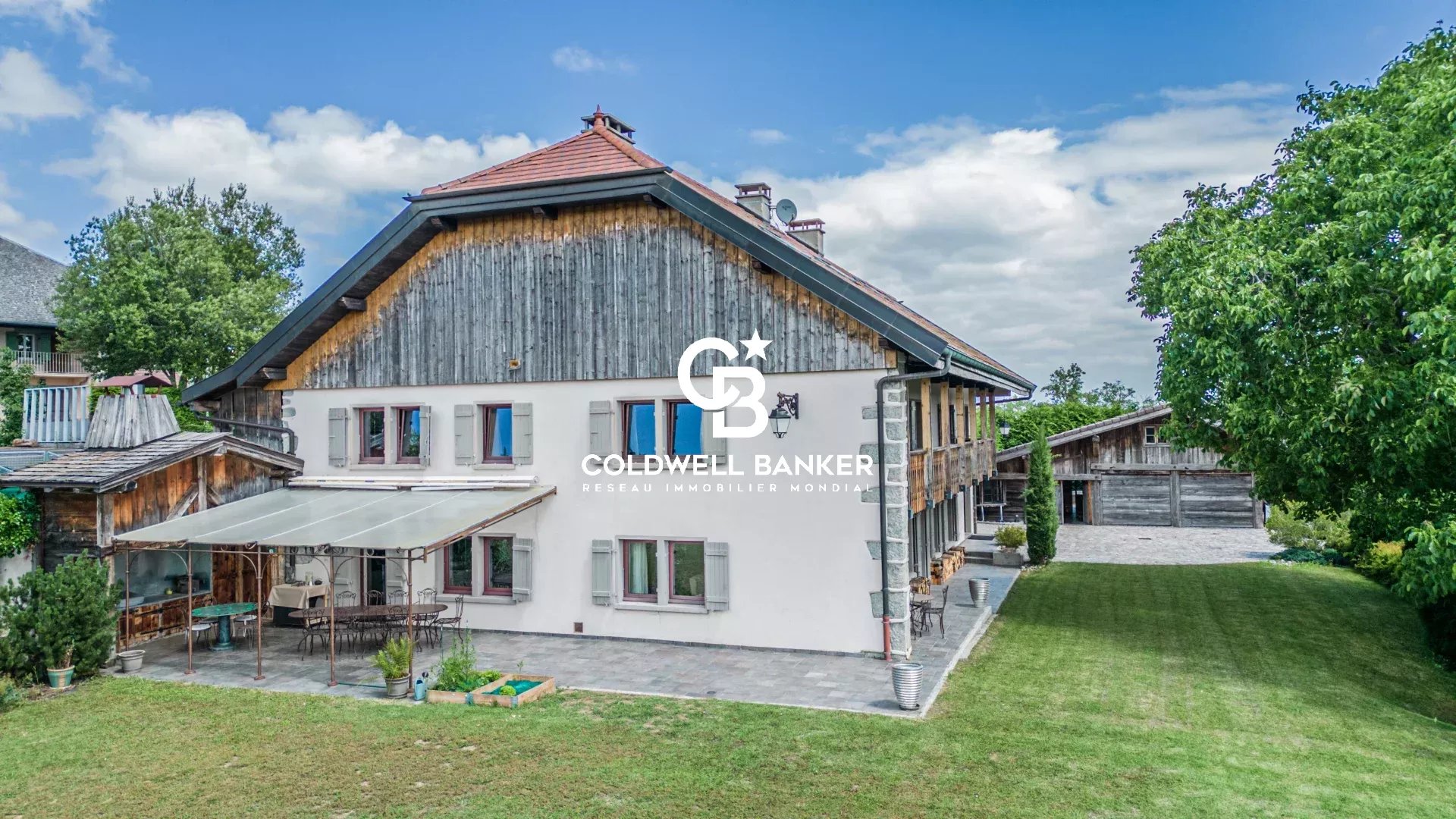 Ferme rénovée à vendre à Arbusigny Ferme rénovée à Arbusigny avec vue sur les Aravis, jardin et espace détente.
