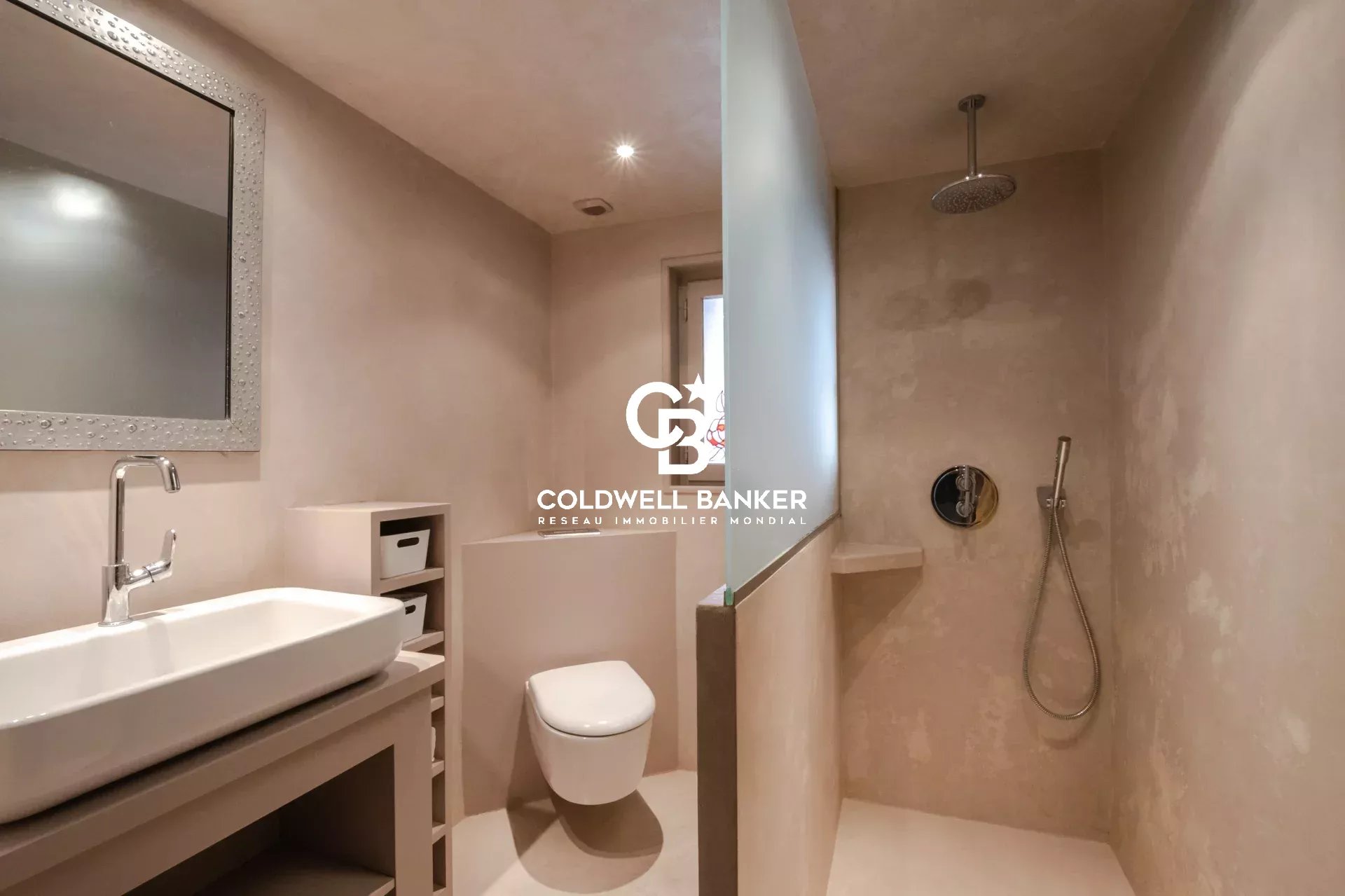 Salle de bain de la ferme à Arbusigny Salle de bain moderne avec douche et lavabo dans une ferme rénovée.