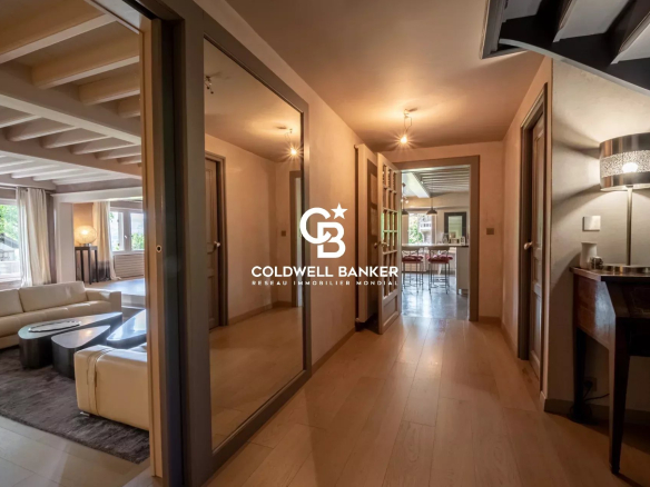 Intérieur d'une ferme rénovée à Arbusigny, avec un salon moderne et un couloir lumineux.