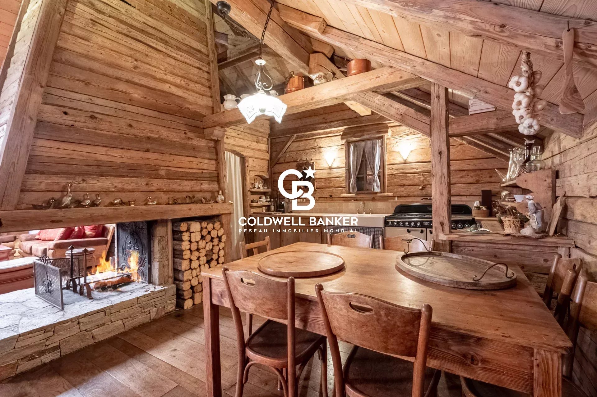 Intérieur d’une ferme rénovée à Arbusigny Intérieur d'une ferme rénovée avec un coin repas en bois et une cheminée.