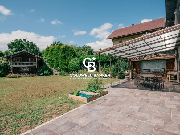 Ferme rénovée avec terrasse et jardin à Arbusigny, vue sur les Aravis.
