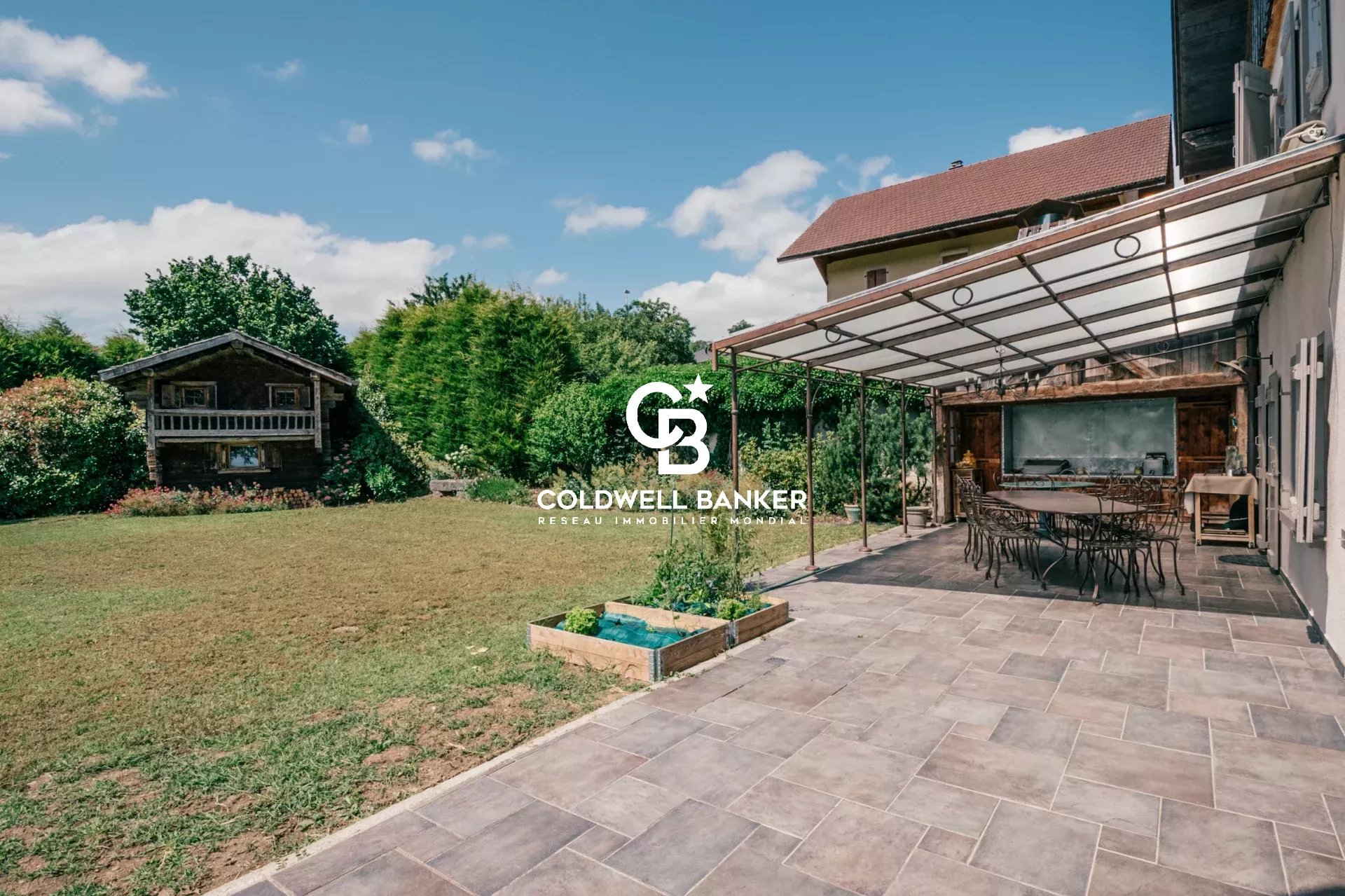 Ferme rénovée à vendre à Arbusigny Ferme rénovée avec terrasse et jardin à Arbusigny, vue sur les Aravis.