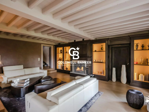 Intérieur d'une ferme rénovée à Arbusigny avec salon moderne et éclairage intégré.