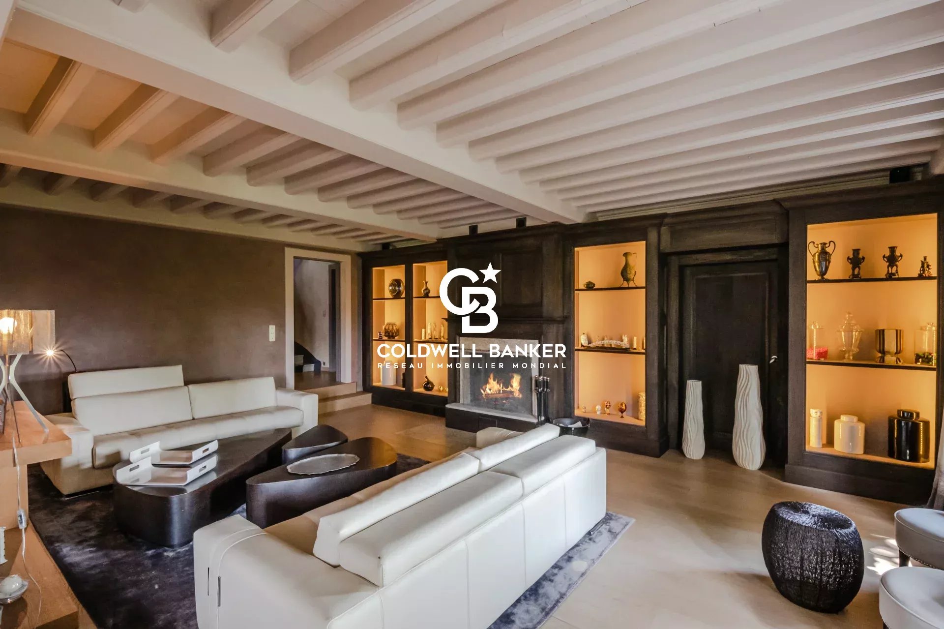 Intérieur d’une ferme rénovée à Arbusigny Intérieur d'une ferme rénovée à Arbusigny avec salon moderne et éclairage intégré.