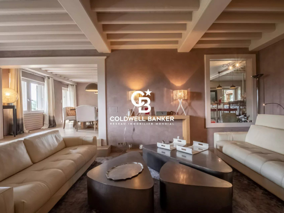 Intérieur d'une ferme rénovée avec mobilier moderne et éclairage chaleureux.