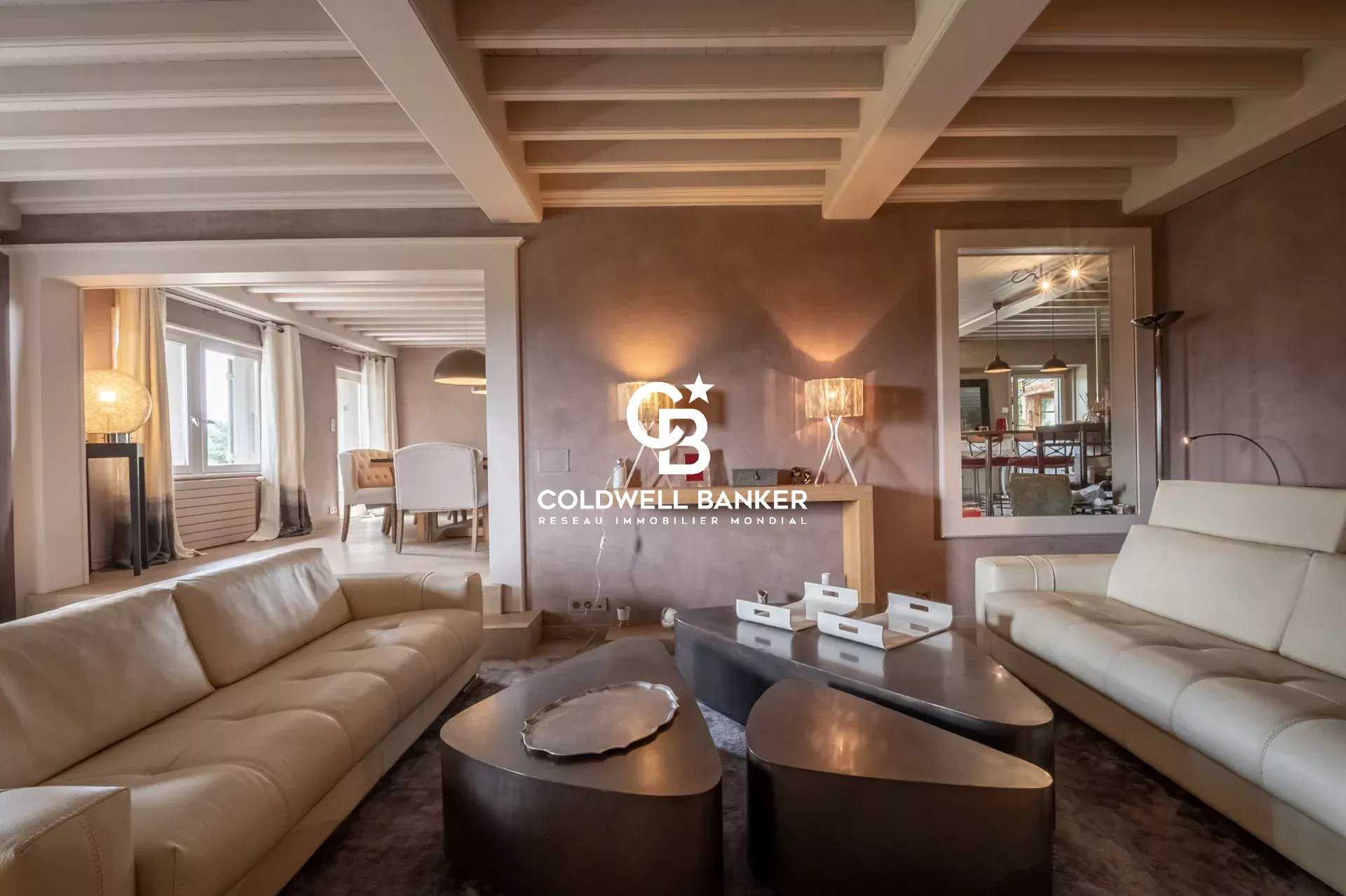 Intérieur d’une ferme rénovée à Arbusigny Intérieur d'une ferme rénovée avec mobilier moderne et éclairage chaleureux.