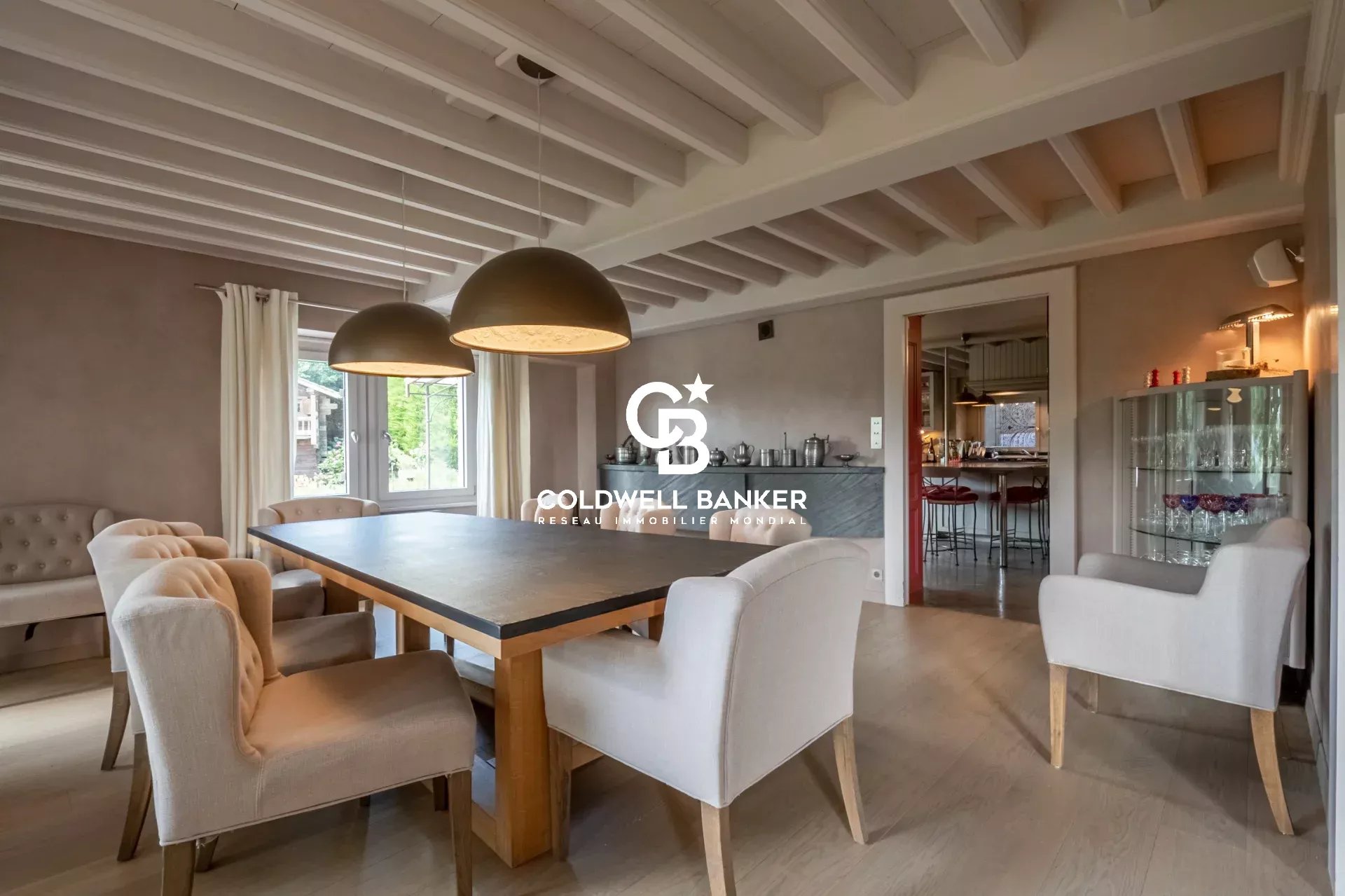 Salle à manger d’une ferme rénovée à Arbusigny Intérieur d'une ferme rénovée à Arbusigny avec salle à manger, table et chaises modernes.