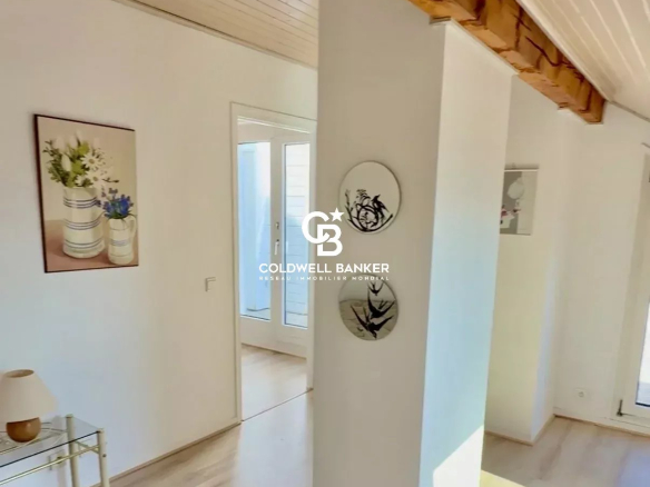 Interior of a 4-room duplex apartment in Ambilly, with natural light and modern decor.