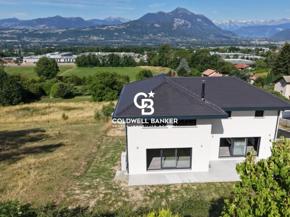 Modern house for sale with mountain views, garden and terrace in Etaux.