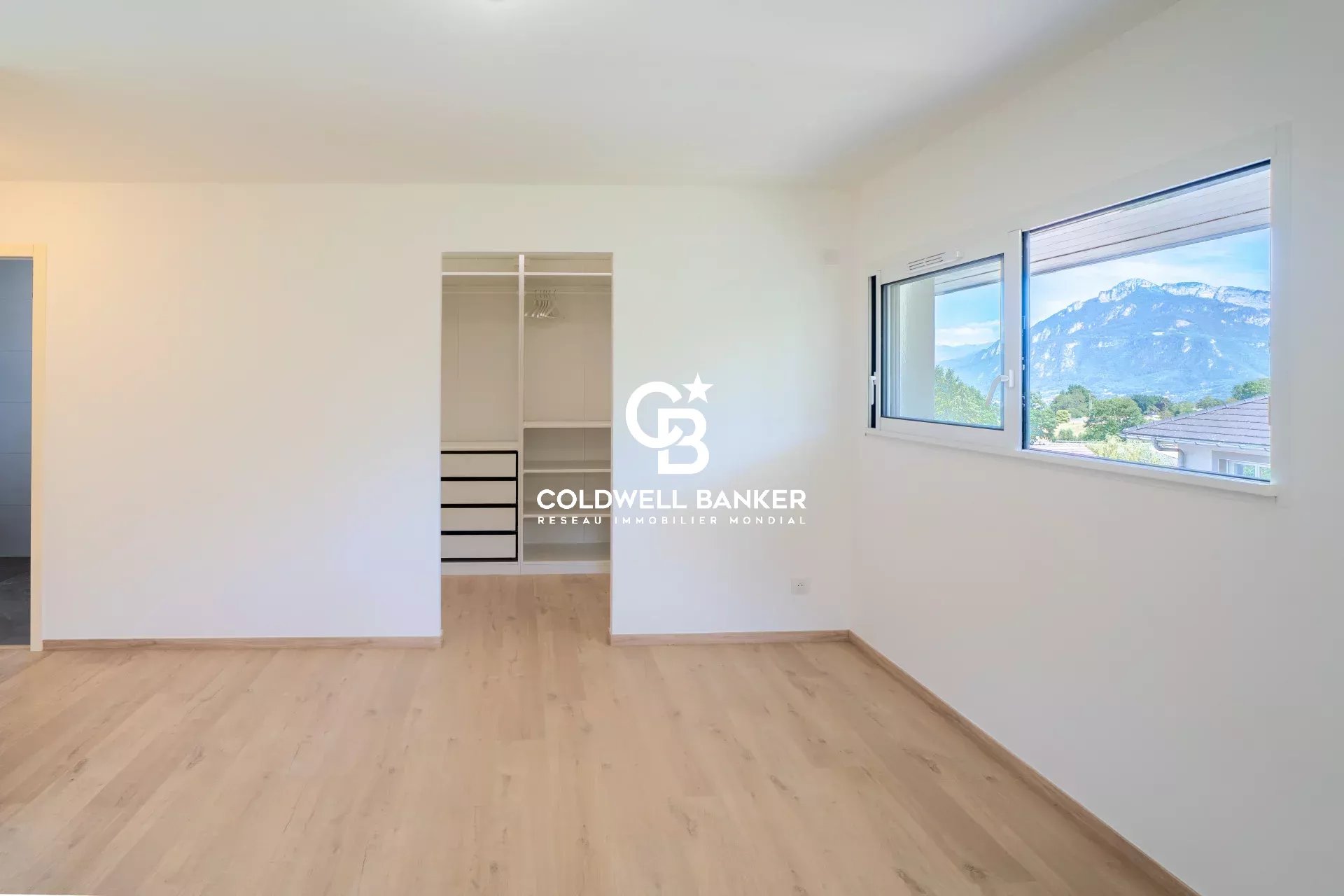 Bright interior of a house in Etaux Interior of a new house in Etaux with mountain views, bright space and light parquet flooring.