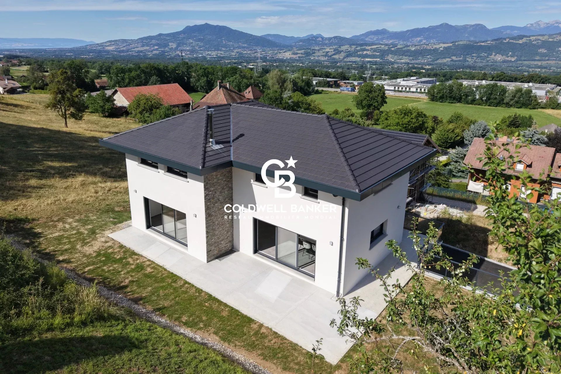 New house in Etaux Modern house for sale with mountain views in Etaux, France.