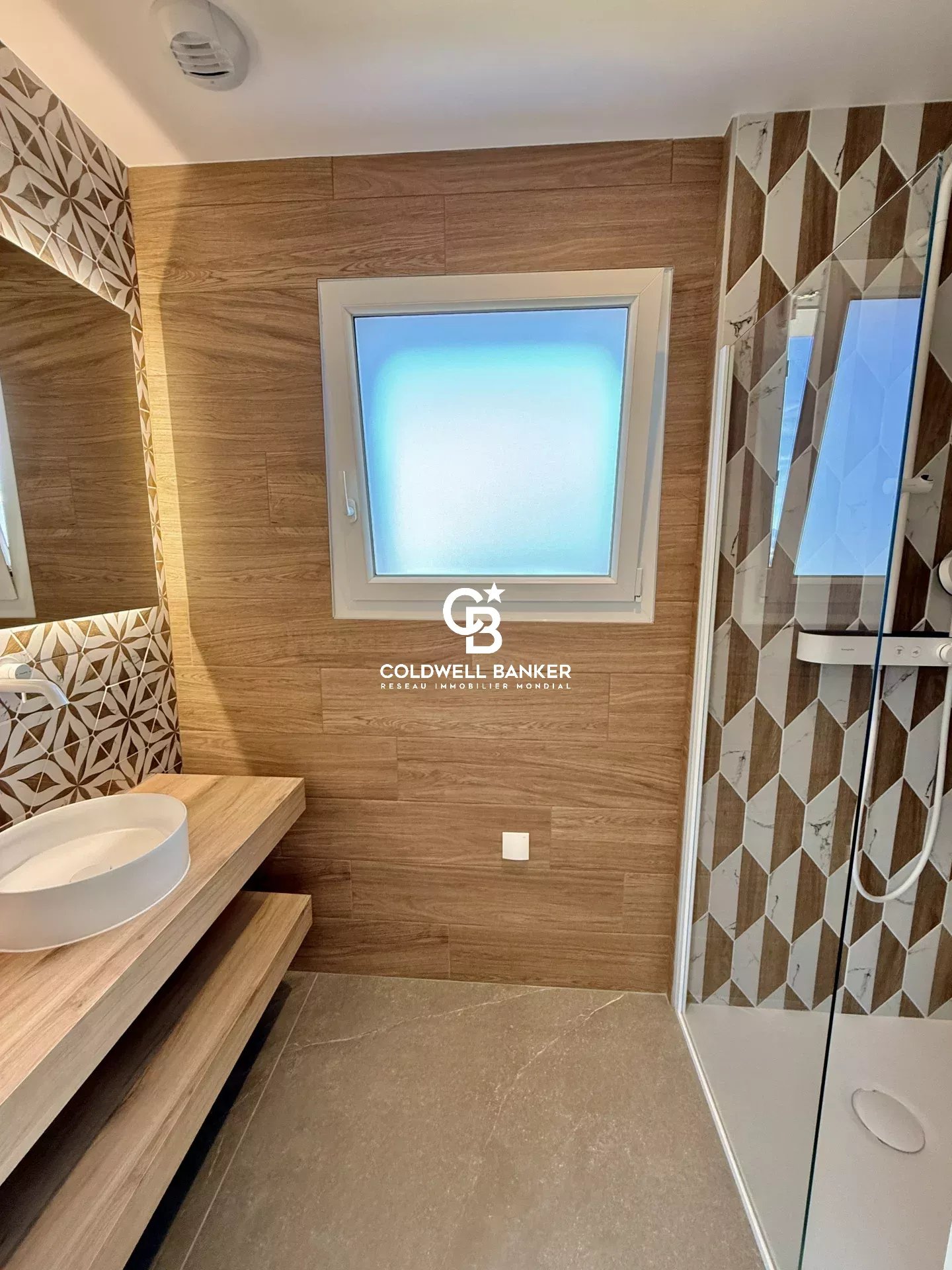 Contemporary bathroom Modern bathroom with shower and sink, wood tiles and geometric patterns.