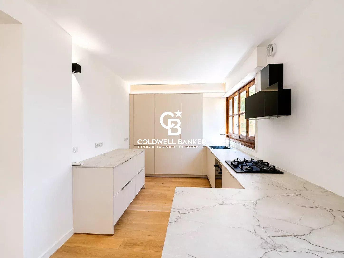 Cuisine moderne et lumineuse d'une maison à vendre à Prévessin-Moëns.